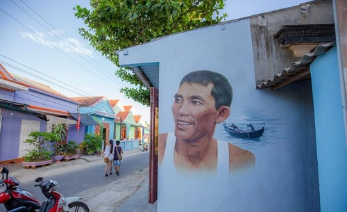 Primera aldea con pintura mural de Vietnam atrae a jóvenes - ảnh 4